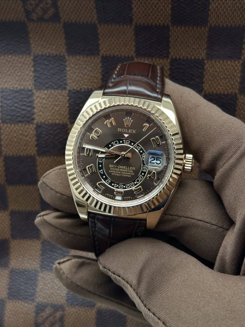 Taste of Chocolate 🍫
With the stunning Rolex Skydweller 326135 in 18k rose gold with Chocolate Arabic dial, Box & papers dated 2015 in immaculate condition.
Yours today for £22,995 ⚡️
—
#rolex #skydweller #chocolate #326135 #rockefellersjewellers #manchester #rolexero #reloj #mondani #rolexskydweller