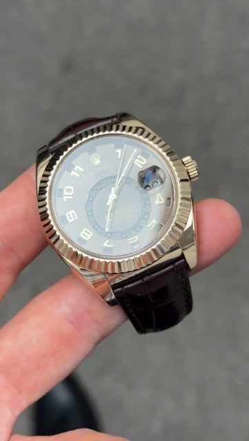 The OG Chocolate Arabic Rose Skydweller ref 326135, B&P 2015 | On your wrist today for £22,995 🍫
-
#rolex #skydweller #326135 #rolexskydweller #luxurywatches #rockefellersjewellers #lifestyle #manchester